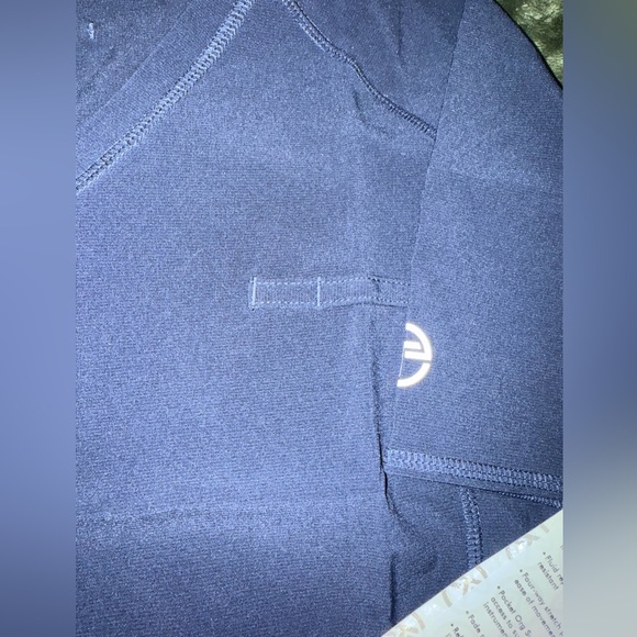 Essential Thread scrub top NWT - Picture 3 of 6